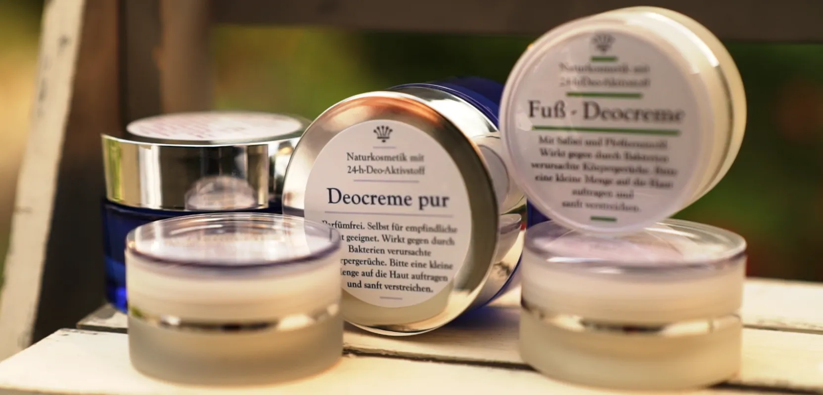 Deocreme pur und Fuß-Deocreme von der Naturseifen Manufaktur Uckermark. Natürliche Pflegeprodukte mit 24h-Deo-Aktivstoff, geeignet für empfindliche Haut, präsentiert in eleganten Tiegeln.